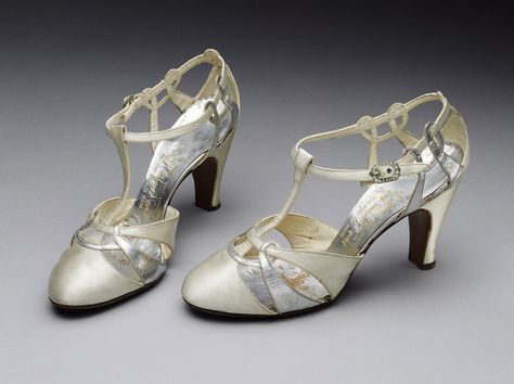 1930s Shoes, Historical Shoes, Shoe Gallery, 1930s Fashion, Vintage Couture, Wedding Sandals, Victoria And Albert Museum, Mode Vintage, Historical Fashion