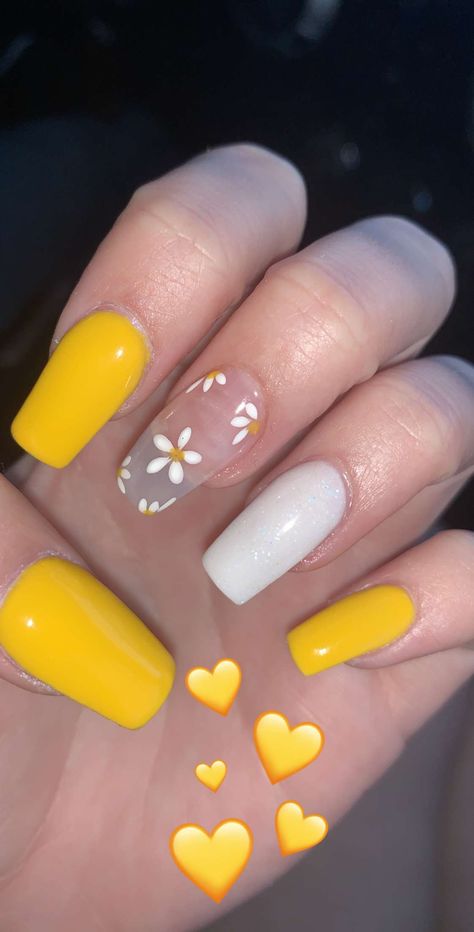 Yellow White Nails Design, Soft Yellow Nails Design, Pale Yellow Nails Design, Yellow White Daisy Nails, Daisy Flower Nails, Pale Yellow Nails With Daisy, Spring Nails 2024 Yellow, Nails For Summer, White Daisy Flower