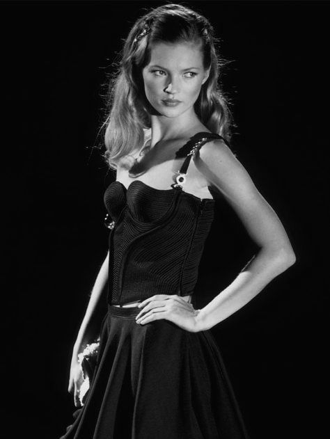 Kate Moss Versace, Kate Moss Runway, Kate Moss 90s, 90s Versace, Fashion 1940s, 90s Runway, 90s Runway Fashion, Runway Outfits, 90s Supermodels