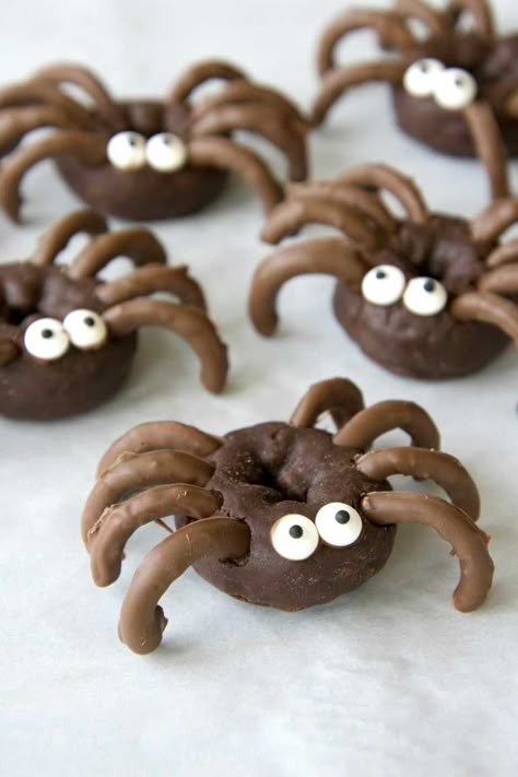 Donut Spiders, Kids Cooking Party, Chocolate Spiders, Themed Snacks, Postres Halloween, Halloween Donuts, Halloween Party Treats, Chocolate Donut, Halloween Party Snacks