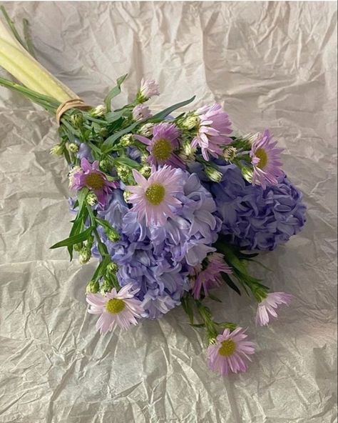 Flower Board, Lavender Aesthetic, Boquette Flowers, A Bouquet Of Flowers, Nothing But Flowers, Flower Therapy, Flowers For You, Bouquet Of Flowers, Flowers Nature