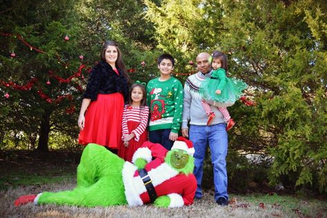 The Grinch Photoshoot, Grinch Photo Shoot, Grinch Props, Grinch Photoshoot Ideas, Grinch Photoshoot, Grinch Pictures, Christmas Pics, Christmas Mini Sessions, Family Photo Pose