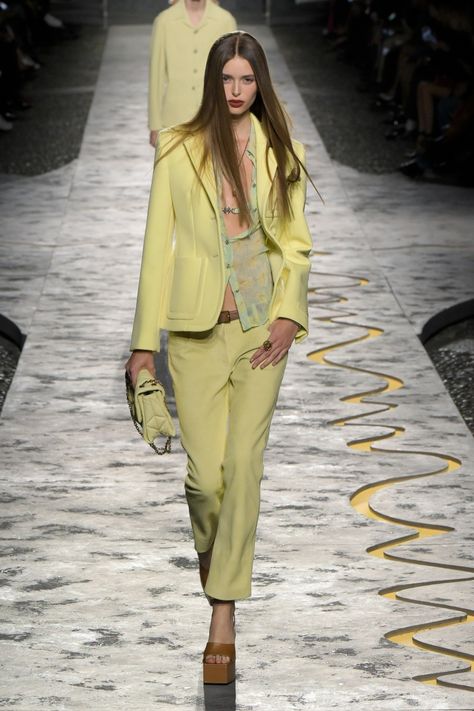 Fashion 2025, Valentino Runway, High Fashion Runway, Versace Spring, Fashion Courses, Spring 2025, Zara Fashion, Womenswear Fashion, Donatella Versace