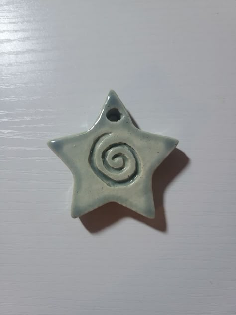 Star With Swirl, Ceramic Star Bowl, Small Sculpture Ideas Clay, Star Clay Dish, Diy Clay Pendants, Ceramic Charms Diy, Clay Present Ideas, Aesthetic Ceramics Ideas, Grunge Clay Ideas