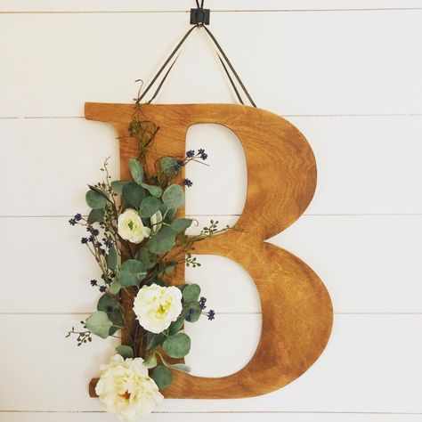 Wooden Letter Decoration Ideas, Diy Front Door Wreath, Paint Stick Flag, Front Door Wreath Ideas, Door Wreath Ideas, Letter Decoration Ideas, Summer Wreath Ideas, Diy Front Door, Wreaths Design