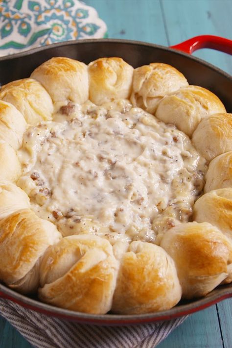 Biscuit and Gravy RingDelish Brunch Group Ideas, Brunch Dips, Biscuit Gravy, Ring Recipes, Biscuit And Gravy, Best Thanksgiving Appetizers, Biscuits Gravy, Thanksgiving Brunch, Reception Food