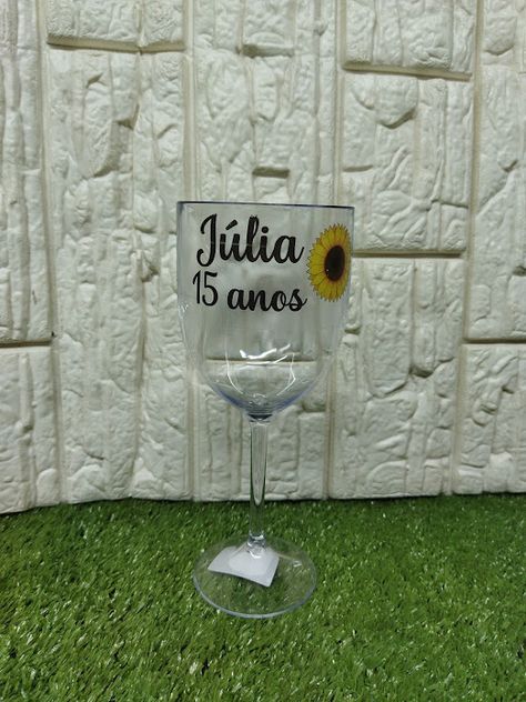 Nossa novidade da semana são as taças de vinho personalizada. Uma ótima opção para lembrancinha. Siga nosso Instagram: @mpfestaecia_ Curta nossa página no facebook: MPFestaecia E fiquem de olho nas nossas mais novas novidades do ramo de festas e confeitaria! Tag's: #taca #vinho #julia #gin #bebida #transparente #girassol #personalizados #festa #15anos Gin Bebida, No Facebook, Gin, Instagram