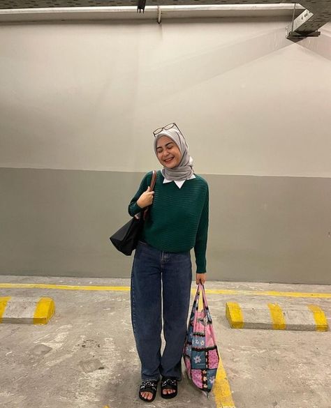 Hijabi Casual, Hijabi Casual Outfits, Emerald Green Outfit, Green Hijab, Stylish Outfits Casual, Hijabi Outfit, Celana Jeans, Hijab Style Casual, Casual Hijab