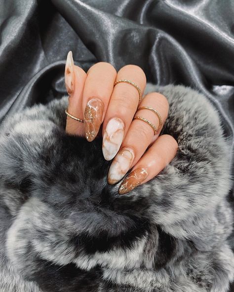 2,514 Likes, 44 Comments - its me, esther yi ✨ (@estherryi) on Instagram: “I’m so fancy, can you taste this gold ✨💰✨ @zoey_redpolish blessed my nails with this amazing gold…” Brown Nails With Marble Design, White Brown Gold Nails, Brown And Gold Marble Nails, Brown Marble Nails Acrylic, Marble Brown Nails, Gold Brown Nails, Marble Gold Nails, Brown Nails With Gold, Brown Gold Nails