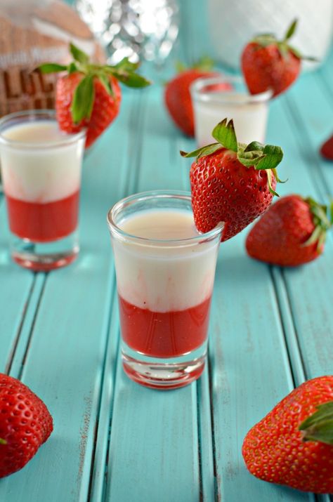 Be immediately transported to the tropics with this fun layered Miami Vice shot featuring Captain Morgan LocoNut Rum. Creating layered shots is fun and easy. Miami Vice Drink, Drinks Alcohol Recipes Party, Layered Shots, Hawaiian Cocktails, Strawberry Cocktails, Party Drinks Alcohol, Cocktail Shots, Shots Alcohol, Cocktails To Try