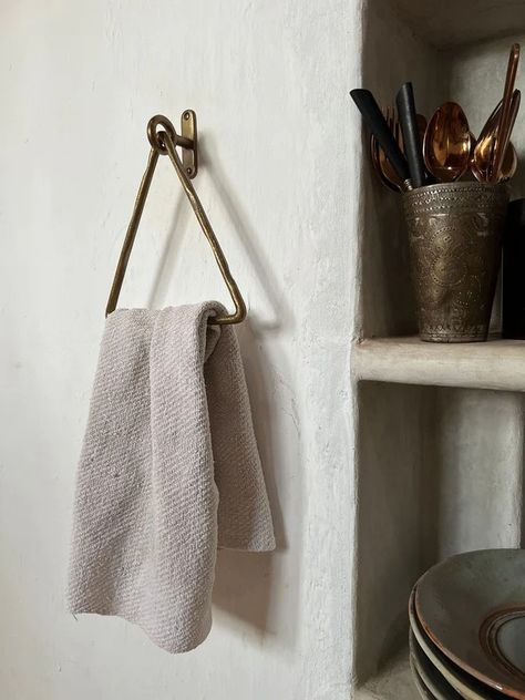 Simplify your life with Mi&Gei's Hand Towel Hanger Triangle. A must-have for any luxury bathroom. Order now and enjoy the convenience! Hand Towel Powder Room, Unique Towel Hooks, Anthropologie Towel Ring, Gold Hand Towel Holder, Brass Hand Towel Holder, Brass Towel Bars, Luxury Hardware, Antique Brass Towel Ring, Bathroom Brass