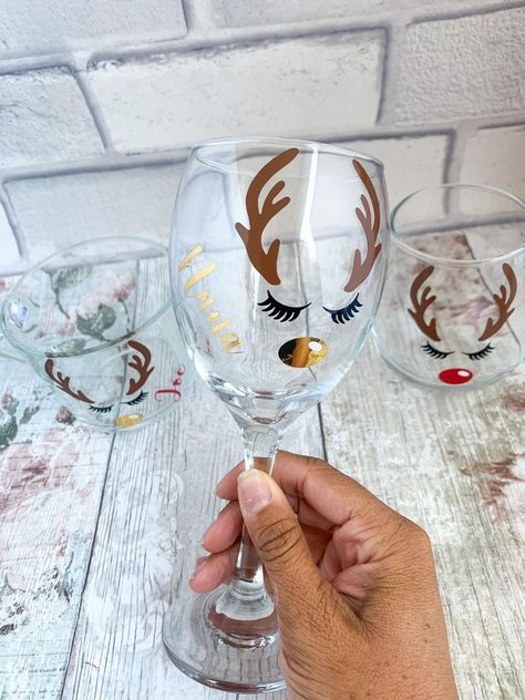 Christmas Wine Glass Ideas, Christmas Wine Glasses Vinyl, Christmas Wine Glasses Diy, Christmas Drinking Glasses, Diy Christmas Mugs, Wine Glass Christmas, Friends Uk, Xmas Drinks, Christmas Gin