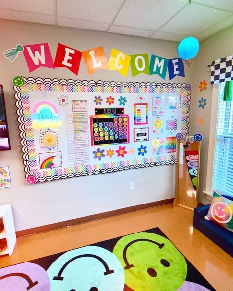 Happy vibes all year long in this classroom! Thank you Erin for sharing your amazing room with us! 🤗😍 #classroomdecor #classroomtheme #rainbowclassroom #classroomideas #classroominspiration #brightclassroom #classroomsetup Primary School Classroom Design, Decorated Classrooms, Colorful Classroom Decor, Primary School Classroom, Magic Kids, Colorful Classroom, Dream Classroom, Rainbow Classroom, Clorox Wipes