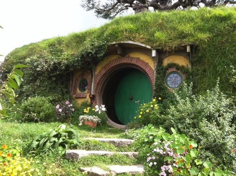 Bilbo's Hobbit hole Hobbit Home, Hobbit Houses, Earthship Home, The Hobbit Movies, Movie Locations, Greenhouse Plans, Farm Tour, Hobbit Hole, Hobbit House