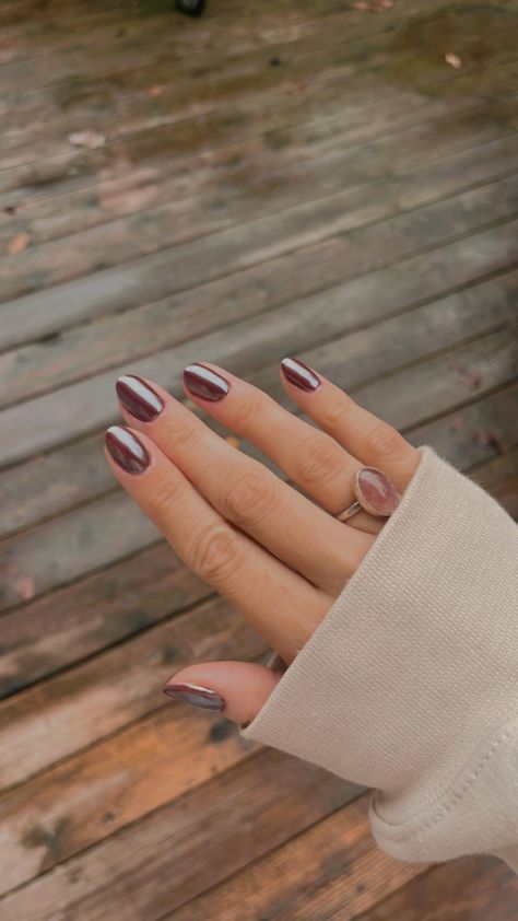 Dark Nails 2023 Trends, January Nails Metallic, November Nail Trends 2023, Brown Chrome Dip Nails, Nails November 2023 Trends, Fall Nails Chrome Powder, Fall Nail Ideas Chrome, Chocolate Crome Nails, Hot Chocolate Chrome Nails