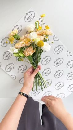 Diy Bouquet Wrap, Diy Flores, Gift Wrapping Techniques, Flower Bouquet Diy, Flower Gift Ideas, Gifts Wrapping Diy, Seni Dan Kraf, Bouquet Wrap, Flowers Bouquet Gift