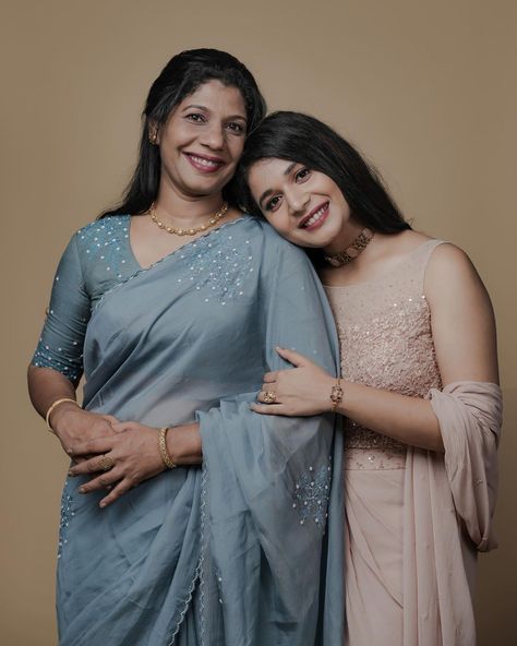 Nanad Bhabhi Photo Pose, Indian Mother Daughter Photography, Mother Daughter Photo Ideas, Mom And Two Daughters Photography, Poses With Mother, Pose With Mom, Mom And Daughter Photo Ideas, Mom Poses, Diwali Poses