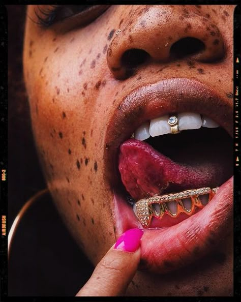 Girl Grillz Aesthetic Mouth Jewelry Teeth, Smiling With Grills, Grillz Photography, Grillz Photoshoot, Gap Grillz Women, Girl Grillz Aesthetic, Grills Aesthetic, Gap Grillz, Grillz Aesthetic