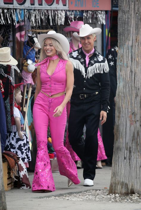 Barbie Margot Robbie Cowgirl, Barbie Trailer 2023, Barbie Fancy Dress, Rodeo Barbie, Barbie Cast, Barbie 2023 Movie, Halloween Costume And Makeup, Margot Robbie And Ryan Gosling, Stampede Outfit