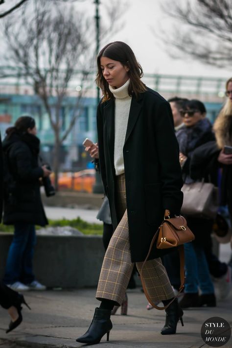 Le Fashion: These Plaid Pants Put a 70s Spin on a Winter Look Annina Mislin, New York Winter Fashion, Nyc Winter Outfits, Fashion Week Outfit, Street Style 2017, New York Style, Plaid Pants, Fashion Week Street Style, Street Chic