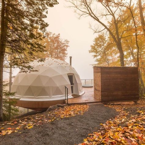 Entrance to the Dome by Domes Charlevoix Igloo Tent, Outdoor Dome, Dome Homes, Couples Retreat, Geodesic Dome Homes, Eco Luxury, Luxury Tents, Dome House, Dome Tent