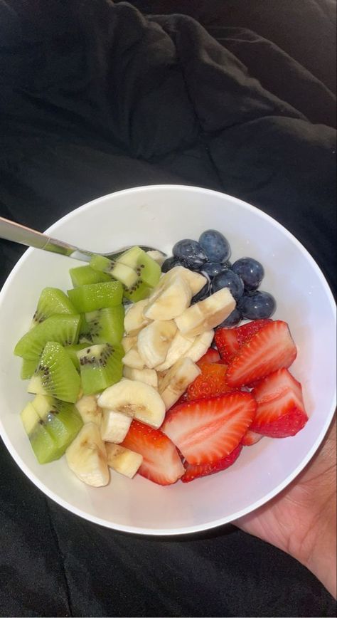 Recipes Healthy Snacks, Kiwi Strawberry, Resep Diet, Healthy Food Dishes, Healthy Food Motivation, Healthy Lifestyle Food, Banana Blueberry, Kiwi Fruit, Healthy Sweets Recipes