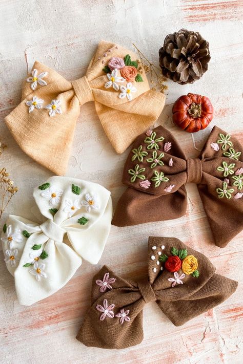 Linen Hair Bows, Embroidered Hair Bows, Homemade Bows, Diy Hair Accessories Ribbon, Linen Embroidery, Bow Christmas, Handmade Hair Bows, Bow Clip, Bow Pattern