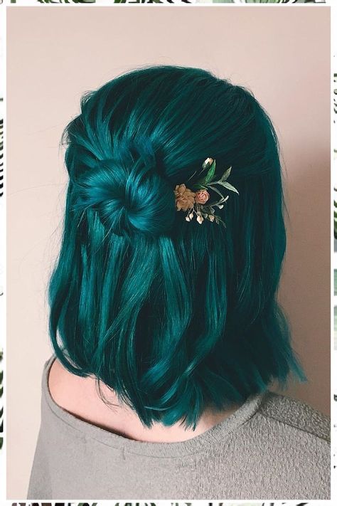 Christmas Hair Color Ideas - Buy while it is still available - So take action right now! Click to visit! Teal Hair, Flowers In Her Hair, Halloween Hair, Hair Dye Colors, Hair Inspo Color, Cool Hair Color, Grunge Hair, Shoulder Length Hair, Green Hair