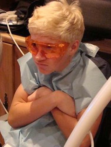 17 Pics of Your Fave Stars at the Dentist's Office! | M Magazine The Dentist, Niall Horan, A Man, The Story, Actors, Tumblr, Twitter