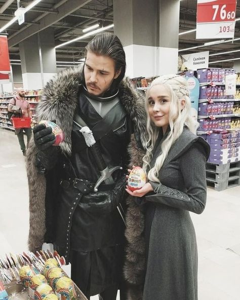 Daenerys And Jon Snow Costume, Daenerys Halloween Costume, John Snow And Daenerys Costume, Jon Snow And Daenerys Costume, Game Of Thrones Family Costume, Game Of Thrones Couples Costumes, Got Cosplay, John Snow Costume, Wildling Costume