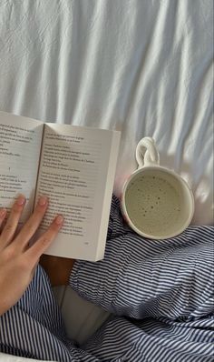 Reading Motivation, Clean Girl Aesthetic, Girl Reading, Foto Ideas Instagram, Coffee And Books, Book Girl, Clean Girl, Study Motivation, Book Aesthetic