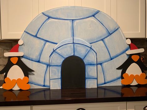 Diy Igloo Decoration, Igloo Decorations, Igloo Door Decorations For School, Igloo Bulletin Board Ideas, Igloo Diy Cardboard, Igloo Diy, Igloo Decor, Cardboard Igloo, Igloo Painting