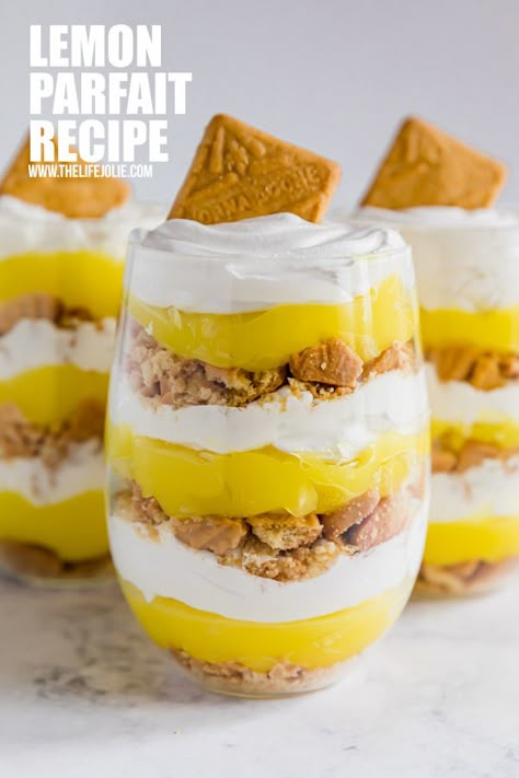 If you’re looking for a quick and easy no-bake dessert, look no further! This Lemon Parfait Dessert will be your new go-to sweet treat! Lemon Cake In A Cup Recipe, Lemon Desserts In A Cup, Lemon Cake Parfait, Party Parfait Cups, Lemon Parfait Desserts, Cake Parfait Recipes, Lemon Dessert Cups, Desert Jars, Parfait Ideas