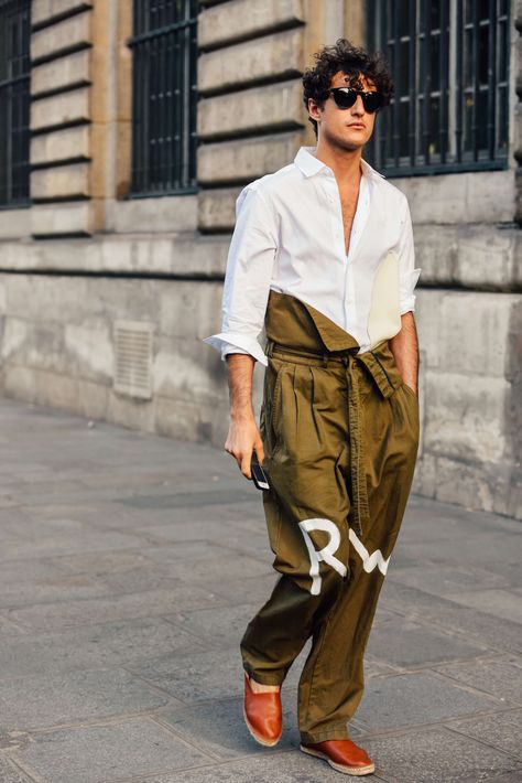 SS18 men's high waisted pleated pants High Waisted Pleated Pants, Loewe Men, Casual Attire For Women, Mens Summer Outfits, High Fashion Outfits, Weird Fashion, Mens Fashion Classy, Stylish Mens Outfits, Mens Pants Fashion