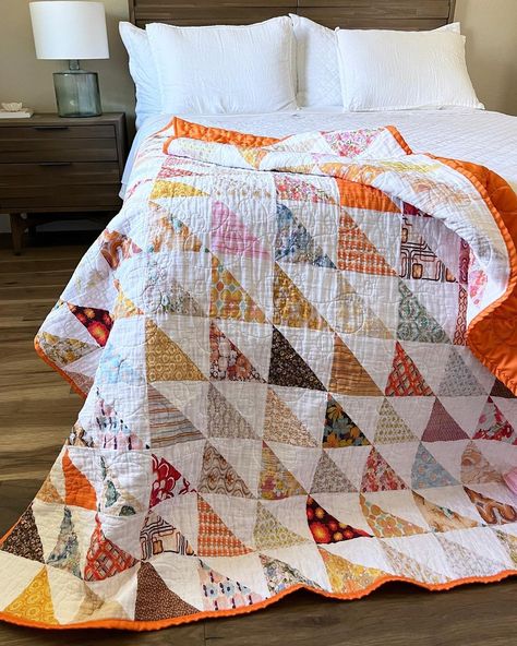 Triangles Quilt, Square Quilts, Triangle Quilt Pattern, Whole Cloth Quilts, Quilt Modernen, The Quilt Show, Half Square Triangle Quilts, Cedar Chest, Half Square Triangle