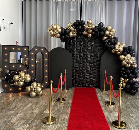 Hollywood Balloon Decor, Table Decorations For Party Birthday Man, Black And Gold Prom Decorations, Great Gatsby Backdrop, Fancy Birthday Dinner, 70th Party Ideas, Sneaker Gala, Ball Themes, Jubilee Ideas