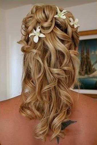 Winter Wedding Hairstyles Black Hair Hairstyles, Curls Updo, Cascading Curls, Winter Wedding Hair, Wedding Hair Up, Plaits Hairstyles, Flowers In Her Hair, Playing With Hair, Wedding Hair Flowers