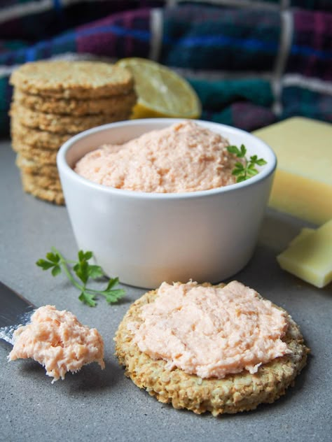 Salmon Pate Recipe, Salmon Mousse Recipes, Seafood Cravings, Salmon Pate, Smoked Salmon Pate, Tahini Dip, Appetizer Board, Chicory Recipe, Awesome Appetizers