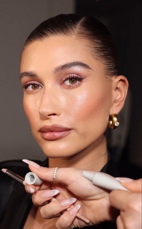 Hailey Bieber Bridal Makeup, Bridesmaid Makeup Tutorial, Fair Skin Makeup, Makeup 101, Glam Makeup Look, Models Makeup, Bridesmaid Makeup, Kiss Makeup, Fashion Hair