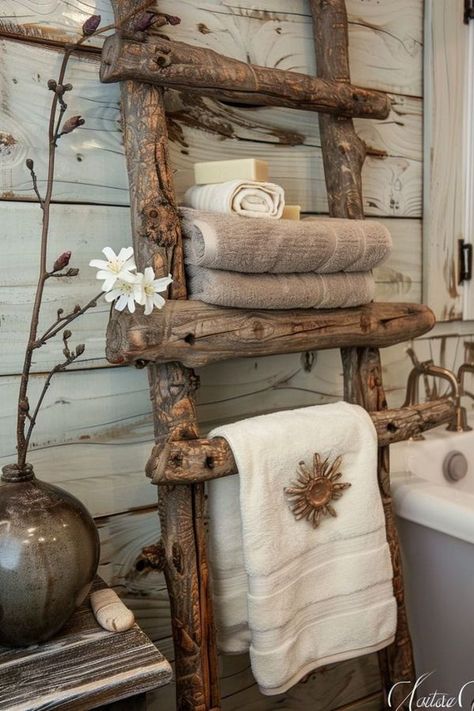 Ladder Decor Bathroom, Old Ladder Decor, Rustic Ladder Decor, Indian Bathroom Decor, Rustic Cabin Bathroom, Rustic Bathroom Ideas, Indian Bathroom, Log Cabin Interior, Cabin Bathroom