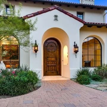 Arcadia Spanish Colonial | Front Entry - Traditional - Landscape - Phoenix - by Greey Pickett | Houzz Mediterranean Entrance, Spanish Exterior, Hacienda Homes, Spanish Modern, Supplement Store, Mediterranean Style Homes, Italian Village, Casas Coloniales, Spanish Style Homes