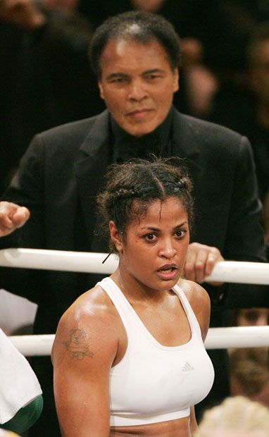 U.S. boxing legend Muhammad Ali smiles as he stands behind his daughter, Laila Ali, after her super-middleweight fight against Asa Sandell of Sweden in Berlin on December 17, 2005. Laila Ali, Muhammed Ali, Photo Star, Mohammed Ali, Float Like A Butterfly, Boxing Champions, Sport Icon, Sports Figures, Team Work