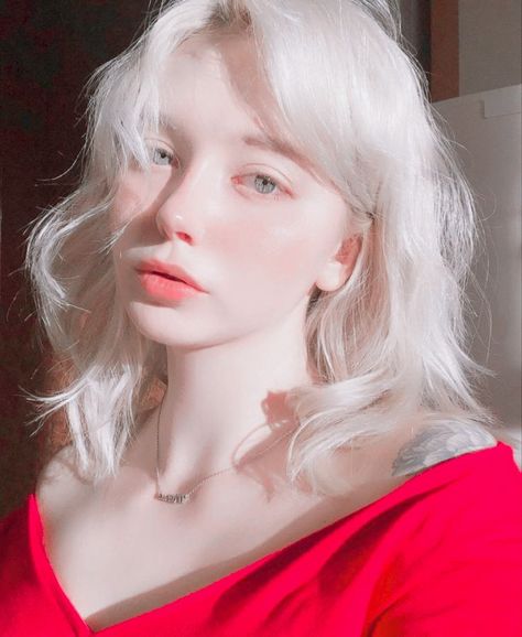 Albino Girl, Pale Blonde Hair, Ulzzang Short Hair, Pale White Skin, Hair Pale Skin, Pale Girl, Pale Blonde, Pretty Skin, Uzzlang Girl