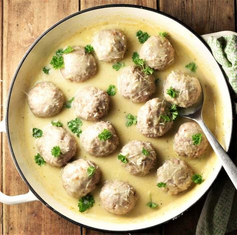 Meatballs in Healthy White Sauce Pasta Meatballs, Banana Dog Treat Recipe, White Cream Sauce, Ground Chicken Meatballs, Delicious Meatballs, Italian Meatballs Recipe, White Sauce Recipes, Healthy Sauces, Parmesan Cream Sauce