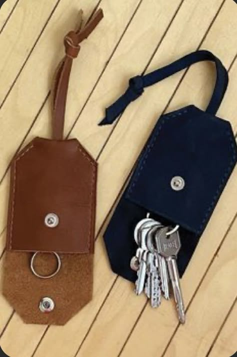 Keychain Packaging Ideas, New Business Gift, Keychain Packaging, Keychains For Men, Handmade Keychains, Leather Key Holder, Leather Diy Crafts, Business Gift, Leather Projects