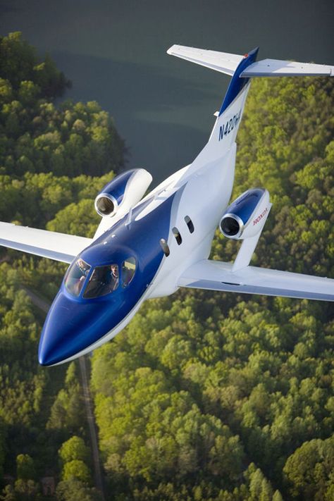 Honda's entry into the very light jet (VLJ) market, HondaJet, features several innovations that help it achieve far better fuel efficiency, larger cabin and luggage space and higher cruise speed than conventional aircraft in its class. Personal Aircraft, Honda Jet, Personal Jet, Jet Privé, Plane Flying, Luxury Jets, Luxury Private Jets, Private Aircraft, Private Plane