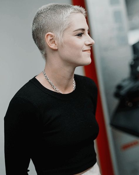 Making the buzzcut her own... Teresa Palmer Kristen Stewart, Kristen Stewart Short Hair, Kristen Stewart Hair, Buzz Cut Women, Robert Pattinson Twilight, Kristin Stewart, Teresa Palmer, Cool Short Hairstyles, Super Short Hair