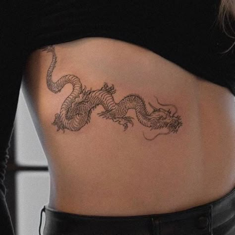 Dragon Tattoo Ideas, Tattoo Dragon, Dragon Tattoo For Women, Geniale Tattoos, Stylist Tattoos, Dragon Tattoo Designs, Cute Tattoos For Women, Discreet Tattoos, Dainty Tattoos