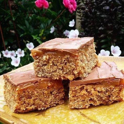 Banana Flapjack Recipe, Dairy Free Flapjack Recipe, Apple Flapjack Recipe, Fruity Flapjacks, Apple Flapjack, Banana Flapjack, Puding Pisang, Caramel Ingredients, Flapjack Recipe