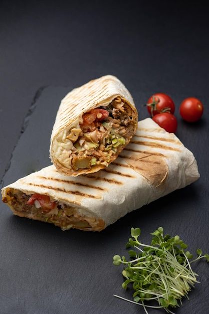 Ramadan Food Ideas, Meat With Vegetables, Shawarma Ingredients, Shawarma Sandwich, Shawarma Grill, Chicken Doner, Anime Drawings For Beginners, Greek Gyros, Ramadan Food